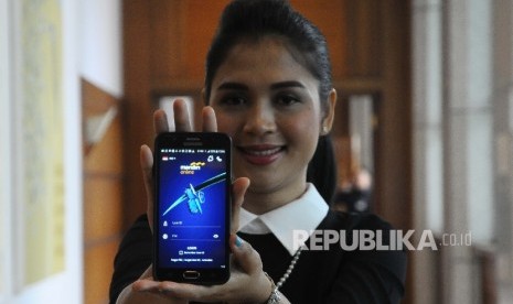 Model menunjukan layanan Mandiri Online saat peluncuran mandiri Online di Plasa Mandiri, Jakarta, Senin (21.3).