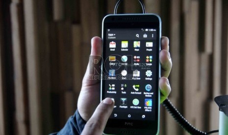  Model menunjukan smartphone HTC Desire 826 Dual Sim saat peluncuran di Jakarta, Kamis (3/9).