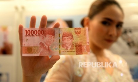 Model menunjukan uang Rupiah kertas wajah baru usai peresmian pengeluaran dan pengedaran uang Rupiah Tahu Emisi 2016 di Bank Indonesia, Jakarta, Senin (19/12). 