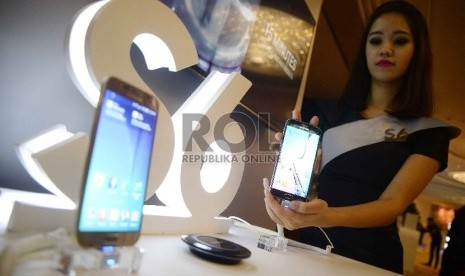 Model menunjukkan HP Smartphone Samsung Galaxy S6 dan Galaxy S6 Edge saat peluncurannya, Jakarta, Rabu (29/4). (Republika/ Yasin Habibi)