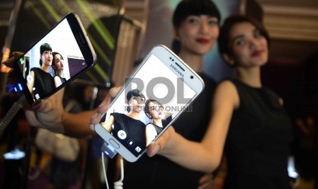 Model menunjukkan HP Smartphone Samsung Galaxy S6 dan Galaxy S6 Edge saat peluncurannya di Jakarta