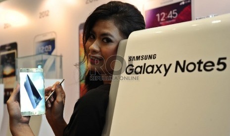  Model menunjukkan produk terbaru Samsung Galaxy Note 5 saat peluncurannya di Jakarta, Kamis (27/8).