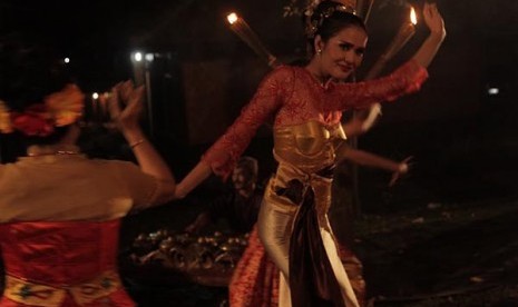 Model Senk Lotta dalam salah satu adegan di film 'Cermin Penari Jaipong'