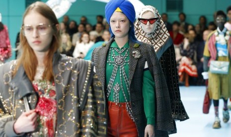 Model tampil dengan gaya turban di peragaan busana Gucci.