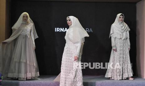 Model tampil pada acara peragaan busana MUFFEST (Muslim Fashion Festival) 