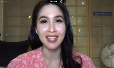 Model yang juga aktris Indonesia, Sandra Dewi. Sandra mengaku tak menyesal mengorbankan karier dan kesempatan bergaul bersama teman demi hadir di sisi anaknya yang masih dalam masa pertumbuhan.