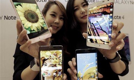 Models pose with Samsung Electronics Co.'s latest Galaxy Note 4 and Galaxy Note Edge smartphones during its unveiling in Seoul, South Korea, Wednesday, Sept. 23, 2014. 