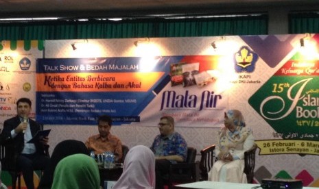 Moderator Cumhur Cil, Hamid FahmyZarkasyi, Ali Unsal dan Astri Katrini (dari kiri ke kanan) pada talk show yang digelar Majalah Mata Air di ajang IBF 2016, Istora Senayan Jakarta, Rabu (2/3).