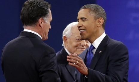 Moderator debat ketiga sekaligus terakhir, Bob Schieffer, (tengah) melihat kedua capres AS, Barack Obama dan Mitt Romney, sebelum acara dimulai. Debat terakhir calon presiden AS digelar di Boca Raton, Florida, Senin (22/10/2012)