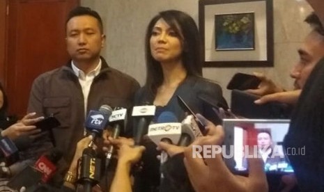 Moderator debat pertama capres-cawapres, Ira Koesno-Imam Priyono, memberikan keterangan kepada media di Hotel Bidakara, Pancoran, Jakarta Selatan, Kamis (10/1). Ira dan Imam menegaskan akan amanah memandu jalannya debat yang mempertemukan pasangan capres-cawapres Jokowi-Ma'ruf Amin dan Prabowo-Sandiaga Uno tersebut. 