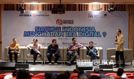 Moderator Urip Budiarto (kanan) bersama Project Leader Digital Hub BSD City Irawan Harhap, Virtual Store GM Alfamart Viendra Primadia, CEO Amartha Finance Andi Taufan Garuda Putra, CEO Rumah Zakat Nur Efendi dan Pakar Marketing Kafi Kurnia (dari kiri) menjadi narasumber acara Rembuk Republik di Serpong, Tangerang Selatan, Banten, Kamis (30/3).