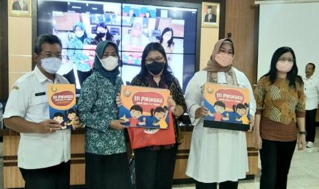 Modul pembelajaran Isi Piringku yang diserahterimakan kepada Ketua Tim Penggerak PKK Sragen dan Kepala Dinas Kesehatan Sragen dari perwakilan Danone Indonesia.