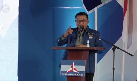 Kepala Staf Kepresidenan (KSP) Jenderal Moeldoko memakai seragam Partai Demokrat.