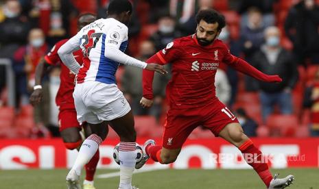 Mohamed Salah (kanan) diadang Tyrick Mitchell (kiri) pada laga perdana Liga Primer Inggris musim ini antara Liverpool melawan Crystal Palace, di Liverpool, Inggris, Ahad (23/5) WIB.