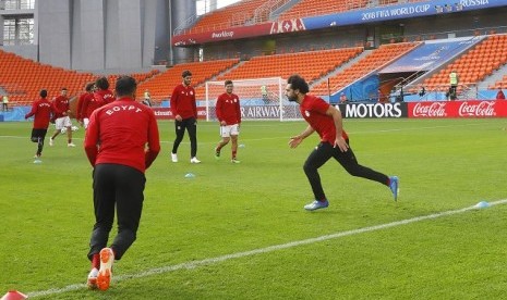 Mohamed Salah (kanan) saat berlatih dengan timnas Mesir, Kamis (14/6).