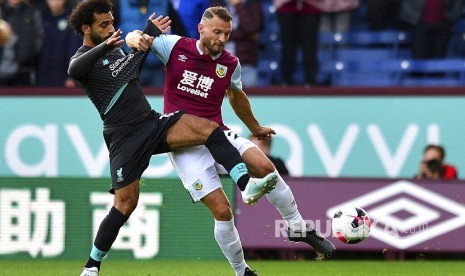 Mohamed Salah (kiri) dan Burnley's Erik Pieters berebut bola pada pertandingan Liga Primer Inggris antara Burnley melawan Liverpool di Stadion Turf Moor, Lancashire, Ahad (1/9) dini hari WIB. 