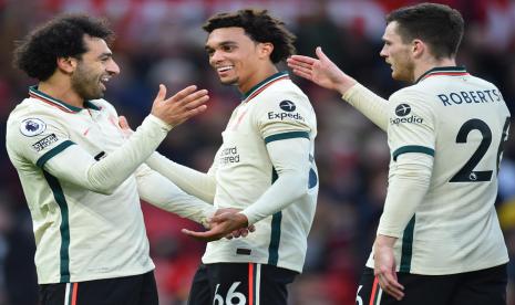 Mohamed Salah (kiri) merayakan golnya ke gawang Manchester United.