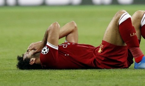  Mohamed Salah meringis kesakitan sesaat setelah terjatuh oleh Sergio Ramos. Lengan Salah tertarik dan berujung cedera di bagian bahu. Mo salah bahkan terpaksa ditarik keluar di pertengahan babak pertama. 