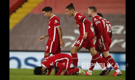 Mohamed Salah sujud syukur setelah mencetak gol pembuka pada laga Liga inggris antara Liverpool FC melawan Tottenham Hotspur di Stadion Anfield Liverpool, Kamis (16/11) dini hari.