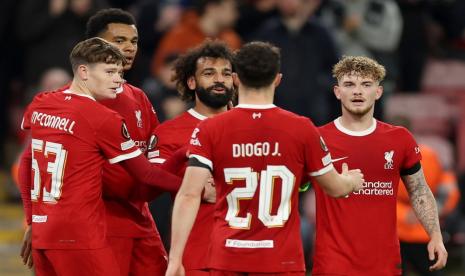 Mohamed Salah (tengah) bersama pemain Liverpool merayakan gol ke gawang Toulouse dalam laga grup Liga Europa di Anfield.