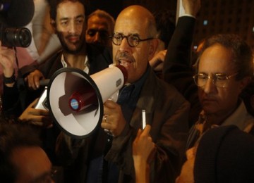 Mohamed ElBaradei berbicara kepada para demonstran di Tahrir Square, Kairo, Ahad (30/1) malam