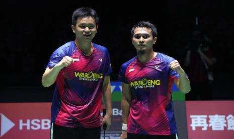 Mohammad Ahsan dari Indonesia, kanan, dan Hendra Setiawan berpose untuk media setelah menang atas Fajar Alfian dan Muhammad Rian Ardianto, dalam pertandingan bulu tangkis semifinal ganda putra Kejuaraan Dunia BWF di Tokyo, Sabtu, 27 Agustus 2022. 