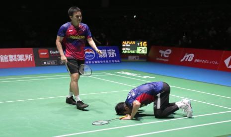 Mohammad Ahsan (kanan) dan Hendra Setiawan (kanan) melakukan selebrasi usai memenangkan pertandingan bulu tangkis semifinal ganda putra melawan rekan senegaranya Fajar Alfian/Muhammad Rian Ardianto dalam Kejuaraan Dunia BWF di Tokyo, Sabtu, 27 Agustus 2022.