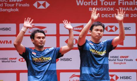 Mohammad Ahsan (kiri) dan Hendra Setiawan di podium kedua BWF World Tour Finals 2022.