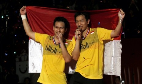 Mohammad Ahsan (kiri) dan Hendra Setiawan saat menjadi Juara Dunia 2015.