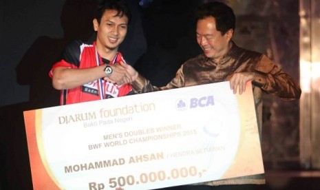 Mohammad Ahsan (kiri) saat menerima apresiasi dari Djarum Foundation atas prestasinya menjuarai turnamen Kejuaraan Dunia BWF 2015.