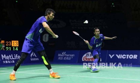 Mohammad Ahsan/Rian Agung Saputro saat bertanding di babak ke tiga, Kamis (16/11) di Haxia Olympic Sports Fuzhou Cina, menang 23-21, 19-21, 21-11 dalam waktu 71 menit dari ganda Denmark, Kim Astrup/Anders Skaarup Rasmussen. Sebelumnya Kevin/Marcus memastikan langkah ke Perempat Final. 