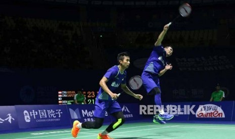 Mohammad Ahsan/Rian Agung Saputro saat bertanding di babak ke tiga, Kamis (16/11) di Haxia Olympic Sports Fuzhou Cina, menang 23-21, 19-21, 21-11 dalam waktu 71 menit dari ganda Denmark, Kim Astrup/Anders Skaarup Rasmussen. Sebelumnya Kevin/Marcus memastikan langkah ke Perempat Final. 