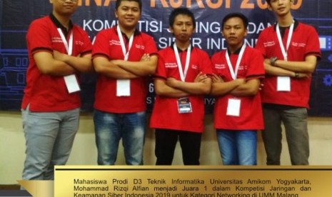 Mohammad Rizqi Alfian (tengah) Prodi D3 Teknik Informatika Universitas Amikom Yogyakarta yang menjadi juara satu KJKSI 2019.