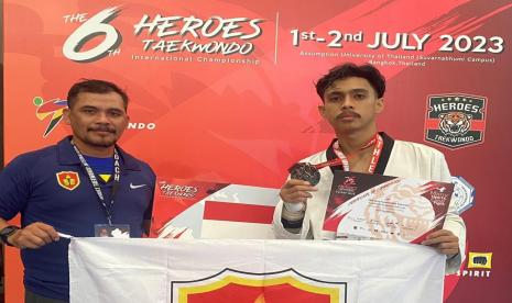 Mohammad Saepul Millah Indriana (kanan), mahasiswa Prodi Manajemen Fakultas Ekonomi Universitas Krisnadwipayana (Unkris) berhasil meraih juara kedua dalam ajang The 6th Heroes Taekwondo International Championship 2023 di Thailand, 1-2 Juli 2023.