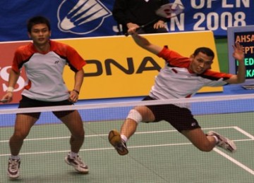 Mohammad Ahsan (kiri) dan Bona Septaneo