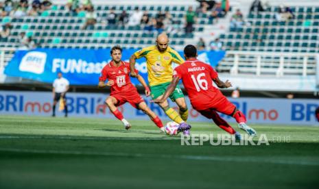 Mohammed Rashid mencoba melewati penjagaan pemain Malut United dalam pertandingan BRI Liga 1 di Stadion Gelora Bung Tomo, Surabaya, Jumat (17/1/2025).