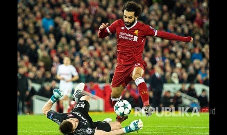 Mohammed Salah berusaha melewati kiper Aleksandr Selikhov pada laga antara Liverpool melawan Spartak Moskow di Anfield, Liverpool, Inggris.