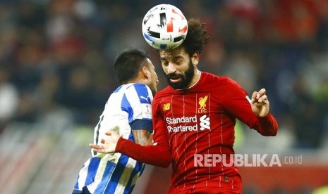 Mohammed Salah menanduk bola. Selain Amir Iqbal Khan, pesepakbola Mo Salah juga dikritik karena mengunggah foto Natal.