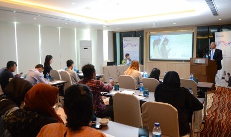 Mohan Jayaraman selaku Managing Director Decision Analytics dan Business Information untuk Experian Asia Pasifik (kanan depan) dalam acara di Hotel Pullman Jakarta, Jumat (3/5).