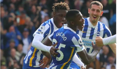 Moises Caicedo merayakan gol ke gawang Manchester United.Klub Liga Inggris Manchester United dikabarkan tengah membidik gelandang Brighton and Hove Albion Moises Caicedo usai terancam gagal mendapatkan Adrien Rabiot pada bursa transfer pemain musim panas ini.