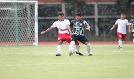 Momen bek sayap Persis, Alfath Faathier, di depan gawang Putra Delta Sidoarjo di Stadion UNS.