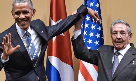 Momen canggung Presiden AS Barack Obama dan Presiden Kuba Raul Castro usai konferensi pers di Istana Revolusi di Havana, Kuba, Senin, 21 Maret 2016.