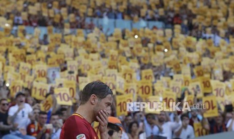 Momen emosional Francisco Totti saat mengucapkan perpisahan usai menjalani pertandingan terakhir bersama AS Roma di Stadion Olympico, Roma, Senin (29) dini hari.