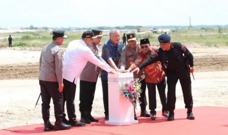 Momen ground breaking pembangunan Gedung Batalion A Brimob Polda Metro Jaya di PIK 2 Teluknaga, Kabupaten Tangerang, Rabu (5/4/2023).