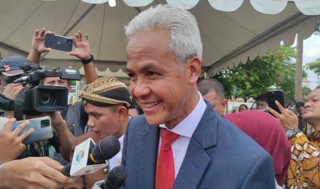  Gubernur Jawa Tengah, Ganjar Pranowo berharap  Seluruh komponen masyarakat Jawa Tengah diminta proaktif menjaga kondusifitas wilayah, menjelang perayaan hari besar keagamaan serta perayaan pergantian tahun, di penghujung tahun ini.   Tampak  momen  Ganjar Pranowo usai keluar dari venue tasyakuran, Ahad (11/12).