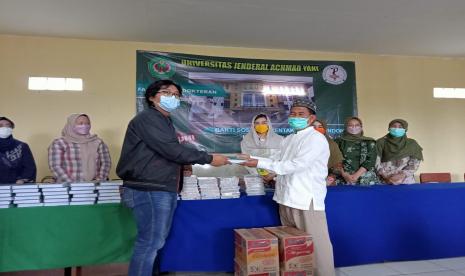 Momen Hari Bakti Dokter Indonesia setiap 20 Mei di Kota Sukabumi diwarnai dengan kegiatan bakti sosial. Salah satunya digagas para dokter yang merupakan alumni Fakultas kedokteran Universitas Jenderal Achmad Yani yang menggelar aksi bakti sosial serentak di 30 kota/kabupaten se-Indonesia.