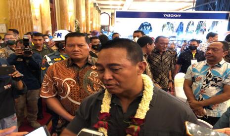 Momen kebersamaan Panglima TNI Jenderal Andika Perkasa dan Kepala Staf Angkatan Laut (KSAL) Laksamana Yudo Margono saat menghadiri pameran alutsista 