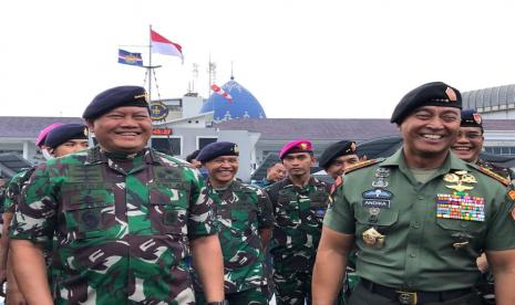 Momen kebersamaan Panglima TNI Jenderal Andika Perkasa dan Kepala Staf Angkatan Laut (KSAL) Laksamana Yudo Margono usai melepas para prajurit dan KRI Frans Kaisiepo-368 yang akan melaksanakan misi Maritime Task Force (MTF) di Lebanon. Pelepasan itu dilakukan di Dermaga Mako Kolinlamil, Jakarta Utara, Kamis (1/12/2022) sore.