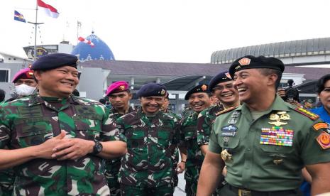 Momen kebersamaan Panglima TNI Jenderal Andika Perkasa dan Kepala Staf Angkatan Laut (KSAL) Laksamana Yudo Margono usai melepas para prajurit dan KRI Frans Kaisiepo-368 yang akan melaksanakan misi Maritime Task Force (MTF) di Lebanon. Pelepasan itu dilakukan di Dermaga Mako Kolinlamil, Jakarta Utara, Kamis (1/12/2022) sore.