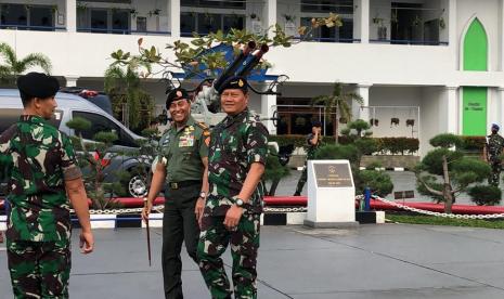 Momen kebersamaan Panglima TNI Jenderal Andika Perkasa dan Kepala Staf Angkatan Laut (KSAL) Laksamana Yudo Margono usai melepas para prajurit dan KRI Frans Kaisiepo-368 yang akan melaksanakan misi Maritime Task Force (MTF) di Lebanon. Pelepasan itu dilakukan di Dermaga Mako Kolinlamil, Jakarta Utara, Kamis (1/12/2022) sore.